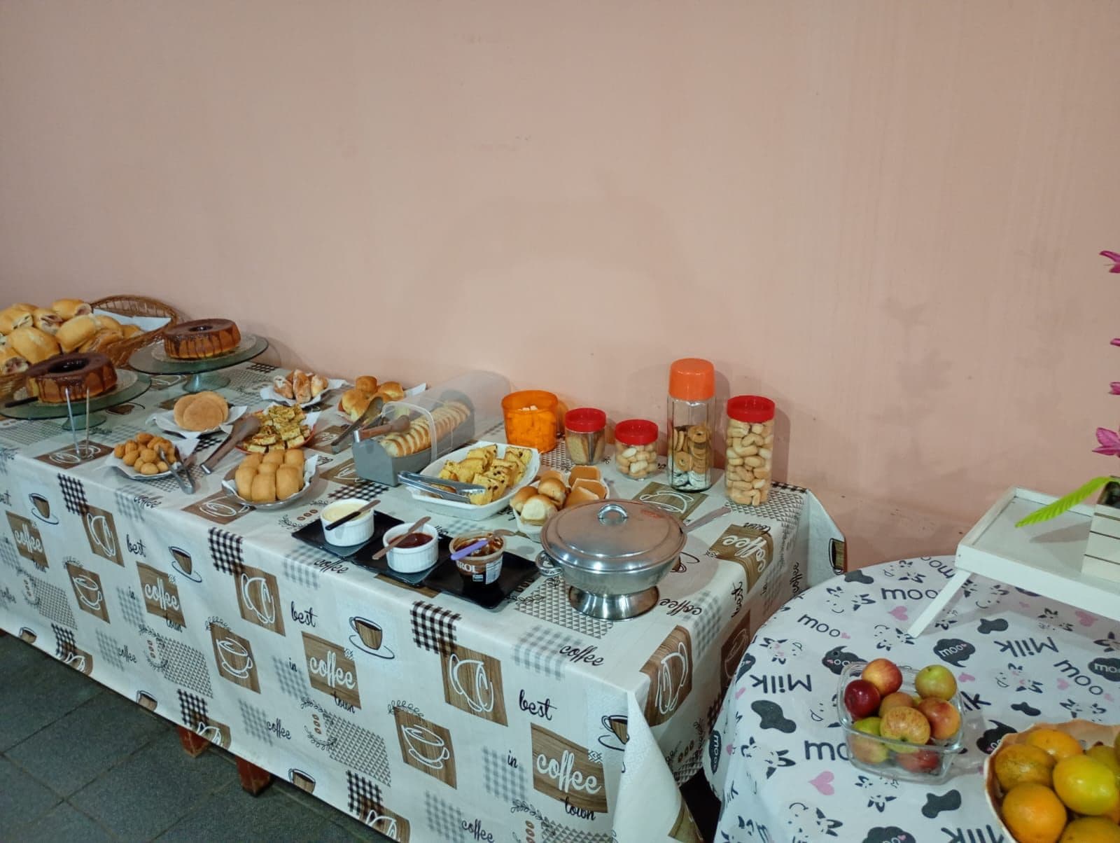 Café da manhã no Hotel Vila Rica — variedade de pães, frios e bebidas