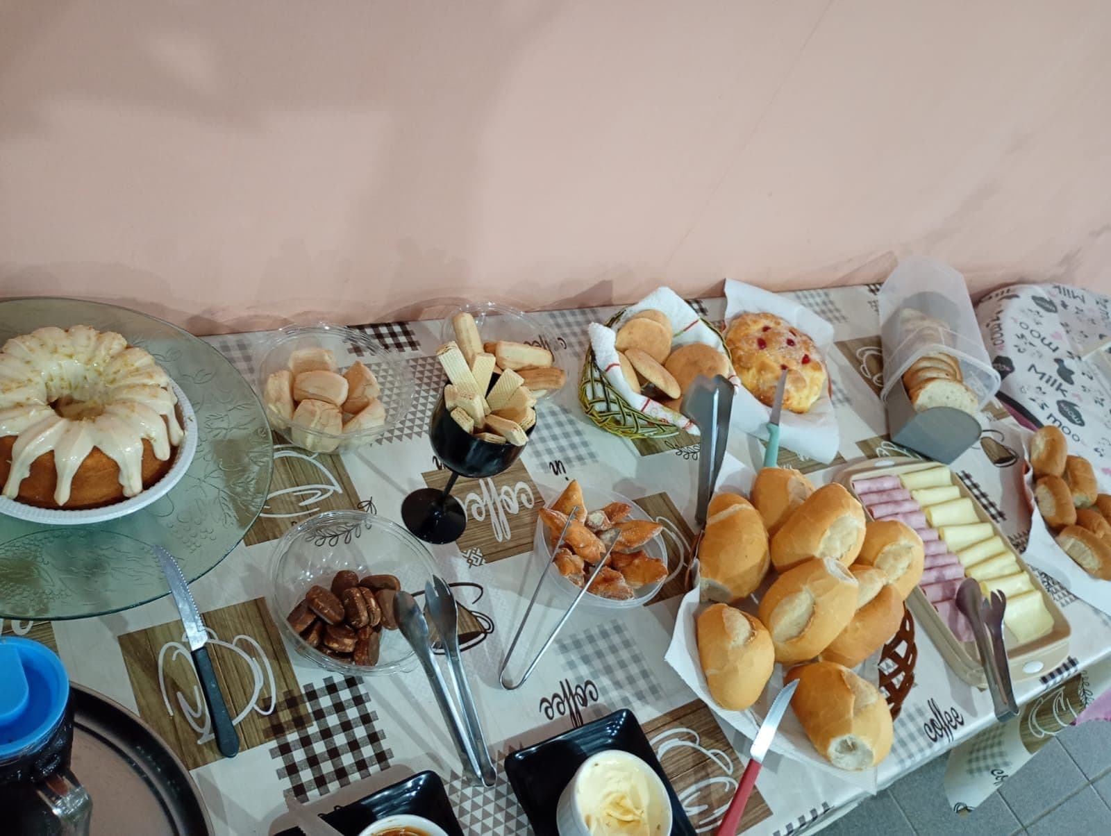 Café da manhã no Hotel Vila Rica — mesa farta servida diariamente